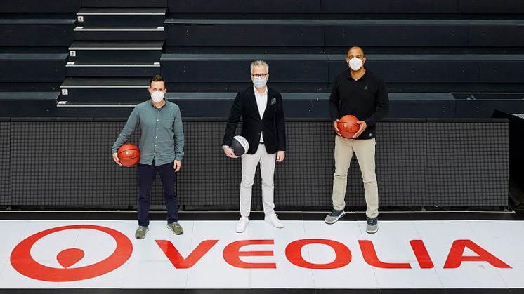 Von links nach rechts: Jan Fischer (Geschäftsführer Hamburg Towers), Matthias Harms (CEO Veolia Umweltservice GmbH), Marvin Willoughby (Geschäftsführer Hamburg Towers)