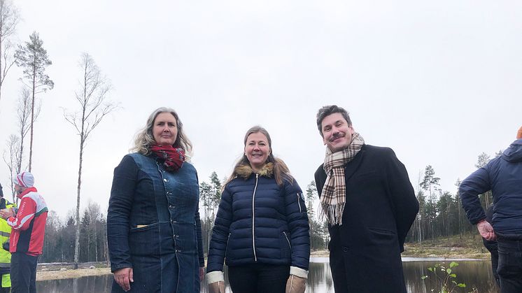 Monika Bubholz (MP), Frida Nilsson (C) och Robert Halvarsson (MP) vid invigningen av Tyrskogen