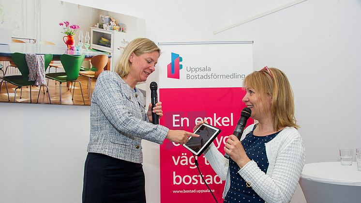 ​Finansministern Magdalena Andersson publicerar de första bostäderna på webben.