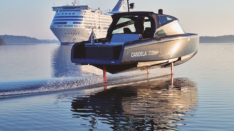 The electric Candela C-8, here flying from Stockholm to Åland (Finland) combines long range and high speed, thanks to the hydrofoil technology that lifts the hull above the friciton of water.