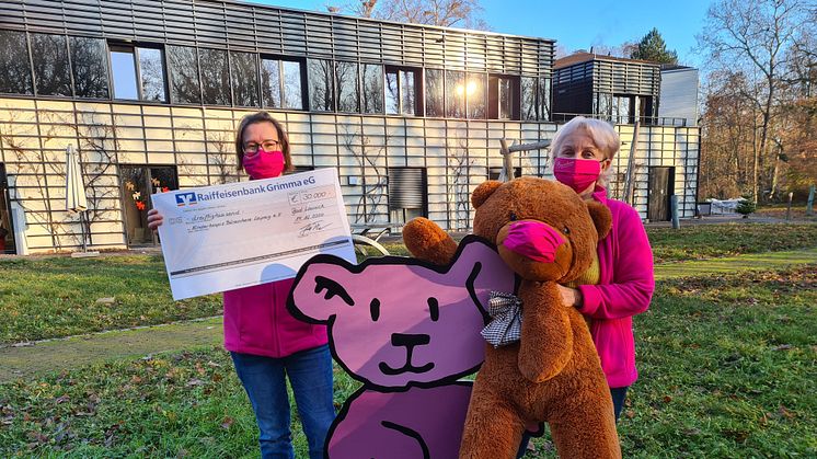 Kerstin Stadler und Christine Börner von Bärenherz freuen sich über den großen Mietra-Spendenscheck