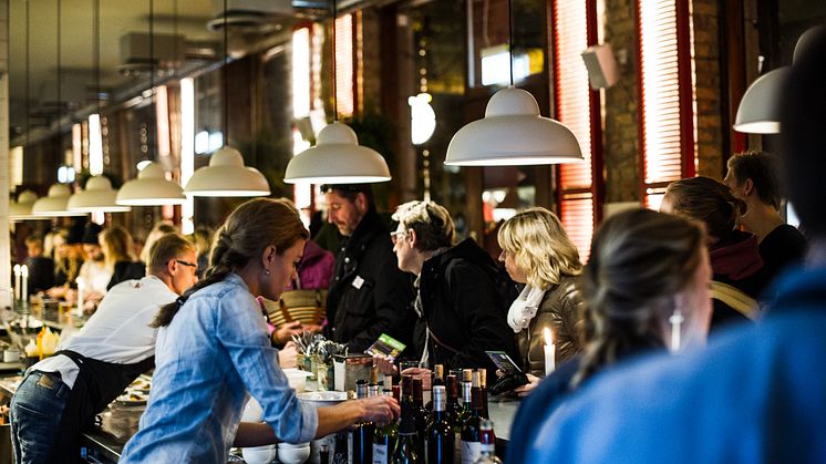 Foto från Matnatten 2015, på Escama Bar i Malmö. Ägaren Henrik Regner på plats, och visar vad hans krog går för.