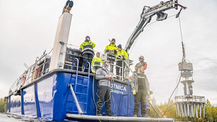 Med hjälp av forskningsfartyget RV Botnica sattes drygt 500 SPEARS ut på tre olika testområden med olika bottenkvalitet. Foto: Peter Lundström