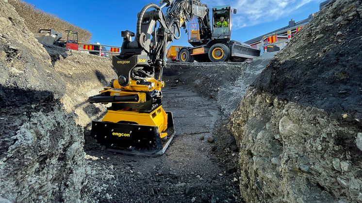 Le nouveau compacteur de sol engcon dope l’efficacité et réduit les risques professionnels