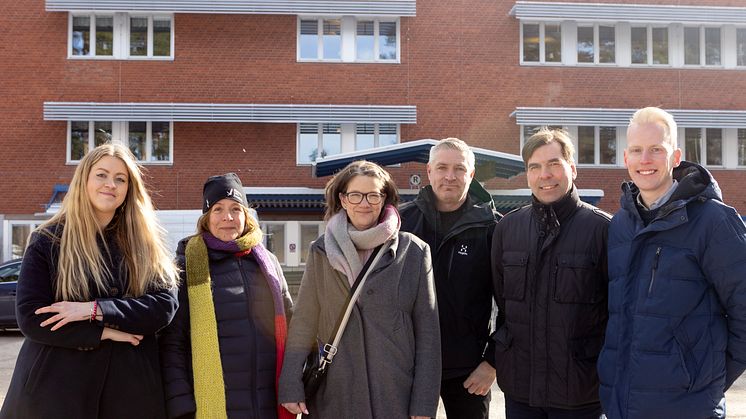 Syntolkning: Dalarnas riksdagsledamöter Sofie Eriksson, Kajsa Fredholm, Anna-Lena Blomkvist, Lars Isacsson, Crister Carlsson och Mathias Bengtsson.