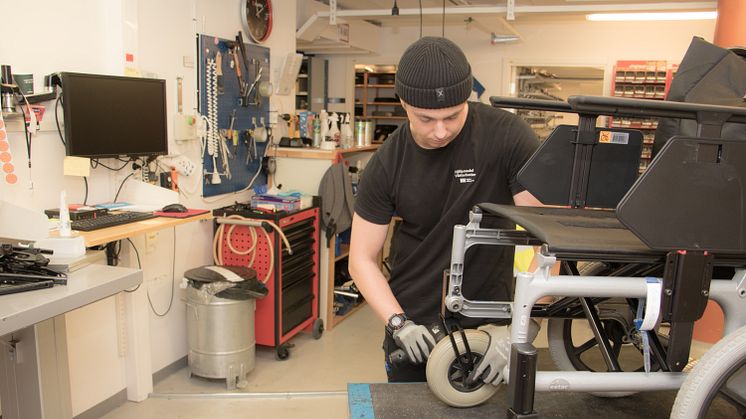 William Eriksson är en av många tekniker vid Hjälpmedel Västerbotten som rekonditionerar hjälpmedel.