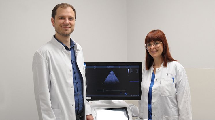 Erforschen neue Form der Kardiomyopathie durch Schwund von Herzmuskelmasse bei fortgeschrittenem Krebs: Dr. Markus Anker und Dr. Alessia Lena von der Klinik für Kardiologie, Angiologie und Intensivmedizin am Deutschen Herzzentrum der Charité (DHZC). 