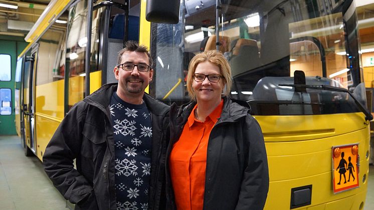 Petter Jonsson, förskolechef för Hovhults förskola och Cecilia Sandberg, ordförande för barn och utbildningsnämnden presenterar kommunens nya satsning på förskolebuss.