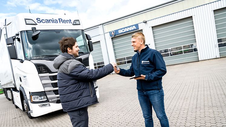 Markus Hennig (li.), Speditionsleiter des Transportunternehmens Thomas Kind, mit Scania Rent Mitarbeiter Pius Röhrig. 