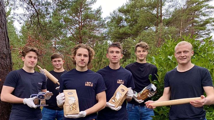 Jonathan Schott, Felix Eriksson, Axel Henderup, Hugo Stendahl, Emil Wallén och Marcus Rydberg från UF-företaget Basta UF med sin pasta gjord av kasserat bröd. Foto: Privat