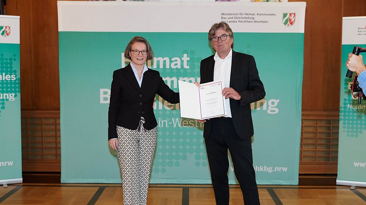 d-Port21-Geschäftsführer Ludger Schürholz nimmt die Auszeichnung von NRW-Heimat-Ministerin Ina Scharrenbach entgegen.