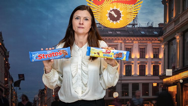 Markedsdirektør i Freia, Sølvi Grana Slotte illustrerer forskjellen mellom Freia Boble Melkesjokolade og et konkurrerende produkt. Fotograf: Jakob Østheim.