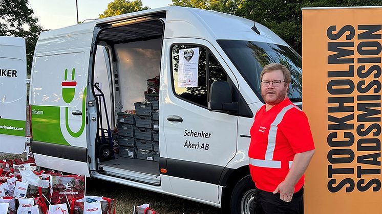 DB Schenker, nationell sponsor till Blodomloppet, samarbetade med Stockholms Stadsmission under loppet i Stockholm. Mat som löparna skänkte levererade Anders Bramsjö, Schenker Åkeri, till Stadsmissionens akutboenden.