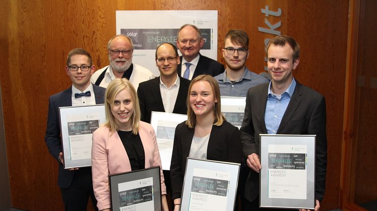 Die Preisträger Kim Engel (PG Lemgo), Silvana Küsel, Niklas Gröne (PG PB) (vorn),  Mirco Timmer (PG Höxter), Axel Schmidt und Daniel Urbaneck (mitte) sowie Bernhard Schaefer (stellv. BGM Stadt Paderborn) und Dr. Stephan Nahrath (hinten)