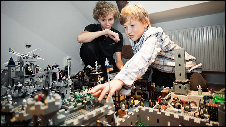 Barn tävlar med drömhus av Lego