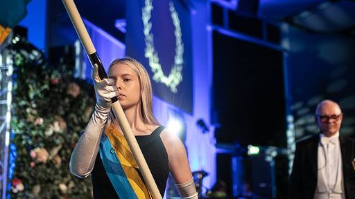 Högtiden inleds och avslutas med en akademisk procession med studenter som fanbärare. Foto: Andreas Olsson