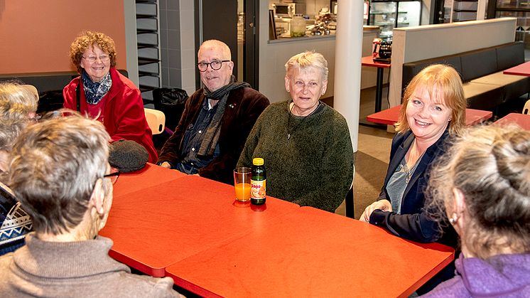Seniorträffarna på Kulturhuset Bergsjön börjar alltid med en stunds samvaro och fika innan det är dags för dagens aktivitet.