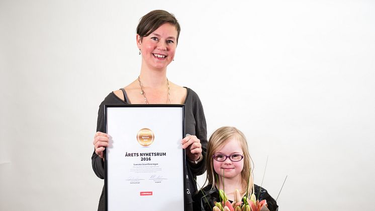 Svenska Downföreningens kommunikatör Jessica Steje tog emot utmärkelsen Årets Nyhetsrum 2016 tillsammans med dottern Linnea.