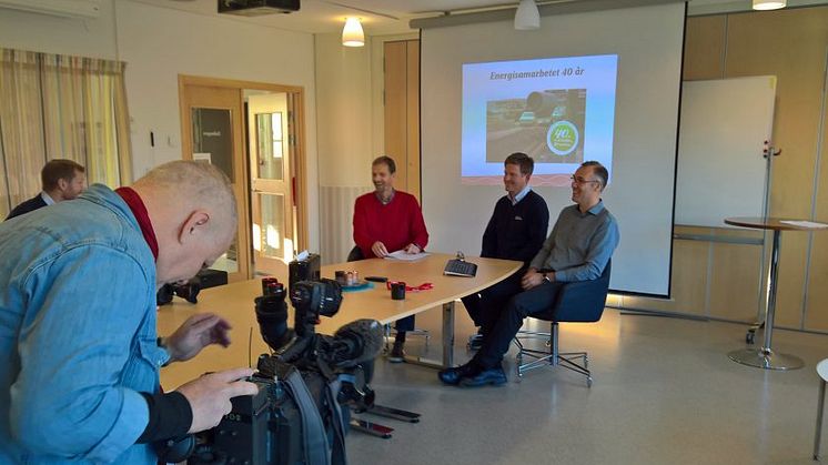 SVT:s reporter filmar Daniel Fåhraeus och Daniel Eriksson från PiteEnergi samt Per Swärd från Smurfit Kappa.