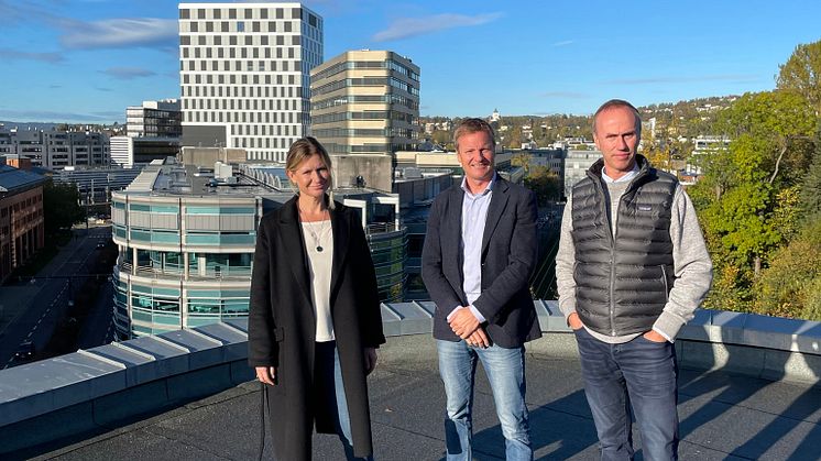 – Vi tilslutter oss strakstiltakene til Grønn Byggallianse fordi vi er bevisste på det samfunnsansvaret vi har som investeringsselskap, sier leder for eiendom i Klaveness Marine, Carl Arnold Johansen (midten). Med Anne Jevne og Erik Frogndahl.