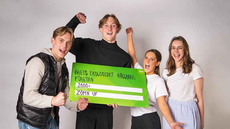 Zömn UF vinner Årets ekologiskt hållbara företag på regionfinalen för Ung företagsamhet i Skåne. Här håller de i vinnarchecken. Foto: UF Skåne