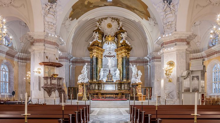 Interiör från Gustaf Vasa kyrka med den berömda altaruppsatsen i fokus. Foto: Anders Fredriksén
