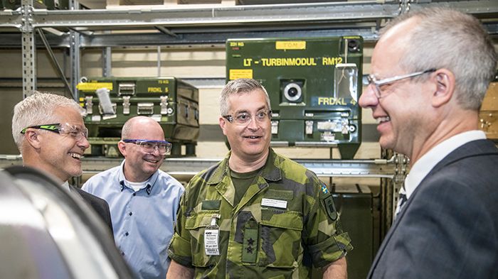 Flygvapenchefen Generalmajor Mats Helgesson tillsammans med, från vänster: Torgny Stenholm, Stefan Hjort och Stefan Oscarsson från GKN Aerospace under studiebesök på GKN. 