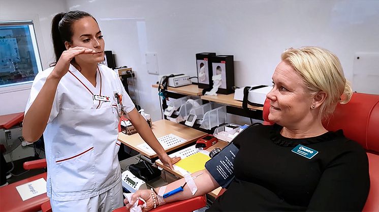 Catarina Pommer, verksamhetschef på Norrtälje sjukhus och rutinerad blodgivare, vid ett av blodbussens tidigare besök i Norrtälje.