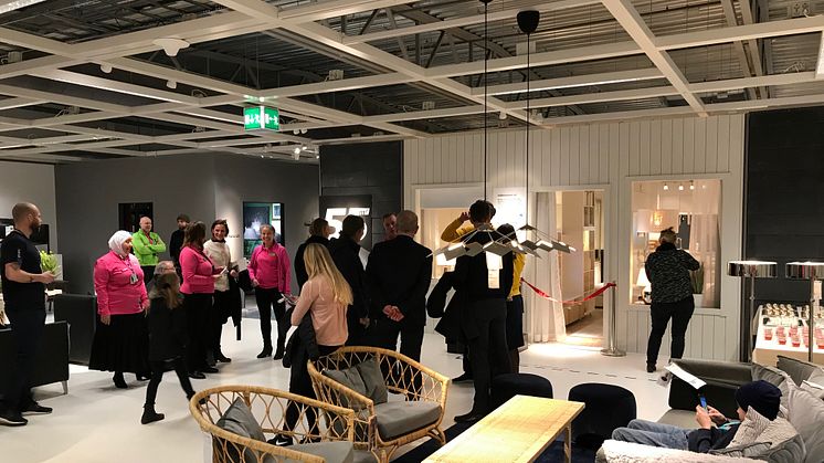 Ordförande i Västerås kommunstyrelse, varuhuschefen på IKEA Västerås , BoKlok Chef affär och många fler invigningsminglade och kikade på BoKlok lägenheten i lördags vid invigningen.