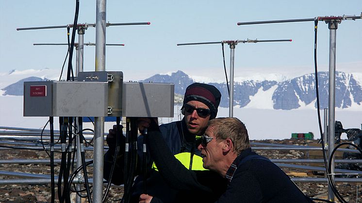 Hans Nilsson och Ingemar Wolf, IRF, monterar ihop atmosfärsradarn MARA vid forskingsstationen Wasa på Antarktis för tio år sedan (foto: Hans Nilsson, IRF) 