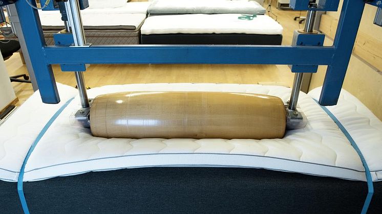 Sängen utsätts för 45 000 överrullningar med en 140 kg tung vals. Foto: Anna Sigge