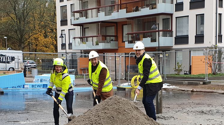 Ett första spadtag tas av entreprenören NCC, Muharrem Demirok (samhällsbyggnadsnämndens ordförande) och Anders Stjärnberg (HSB Östergötlands VD).).