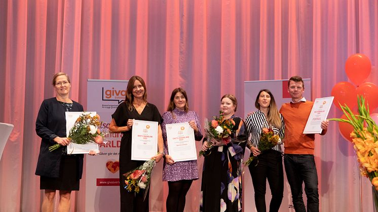 Årets insamlare utsåg på konferensen Insamlingsforum idag. Från vänster: Kristina Niemi från Neuro, Karin Schultz från Mind, Josefin Hård från Kicks, Stina Rönnlund från Tjejzonen samt Raluca Roiescu och Andreas Drufva från Naturskyddsföreningen