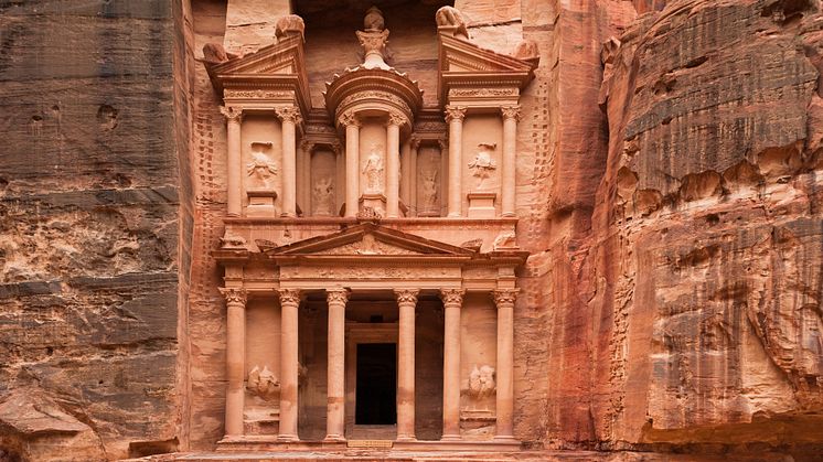 Den mer än 2000 år gamla klippstaden Petra i Jordanien hör till världens sju nya underverk. 