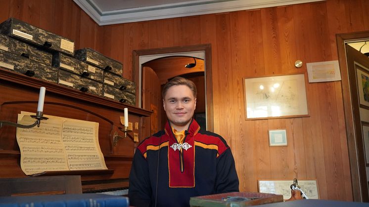 Huskomponist 2024 er Andreas Gundersen fra Tana, her fotografert i Harald Sæveruds komponisthjem i Bergen.