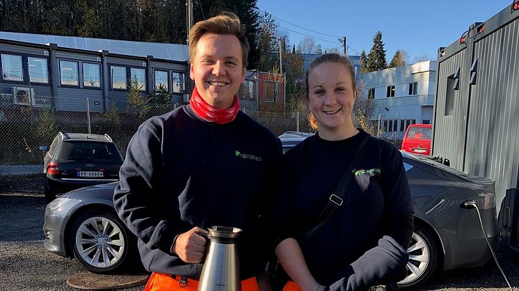 Tobias Kindberg og Terese Engelsen, studenter ved Manpower Academy hvor de utdanner seg til å bli yrkessjåfører.