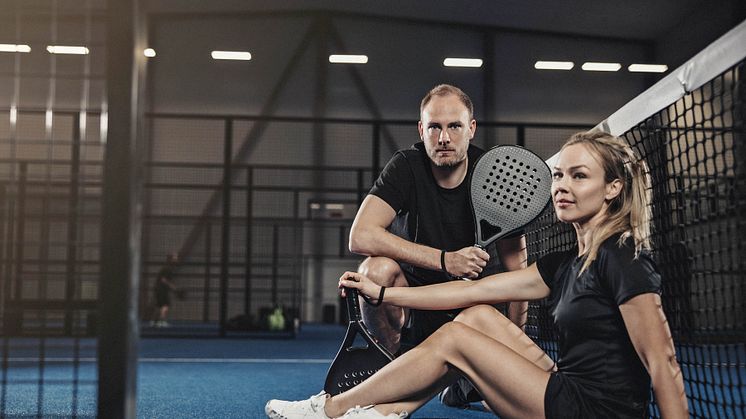 Andreas Granqvist från 247 PADEL och Sandra Elfast på padelbanan.