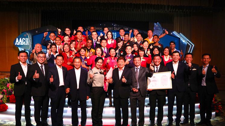 ACC 2018 award recipients celebrating their win with Minister Khaw