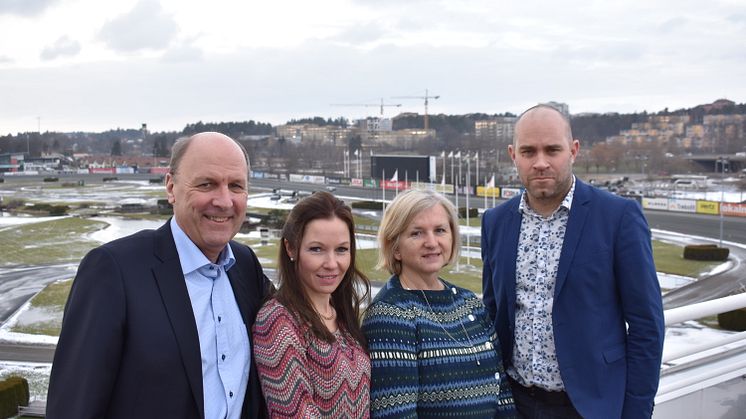 Svensk Travsport (ST) gör en kraftsamling för friskare hästar genom en satsning på forskning vid Sveriges lantbruksuniversitet (SLU). Fr v Hans Ljungkvist, ST, Linda Höijer, ST, Christine Jakobsson, SLU och Johan Lindberg, ST. Foto: Carin Wrange, SLU