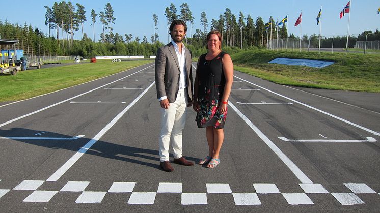 I helgen hälsar Prins Carl Philip Bernadotte och Camilla Börjesson, ordförande i Lidköpings Karting Klubb, välkomna till den fjärde upplagan av Prins Carl Philips Racing Pokal. 