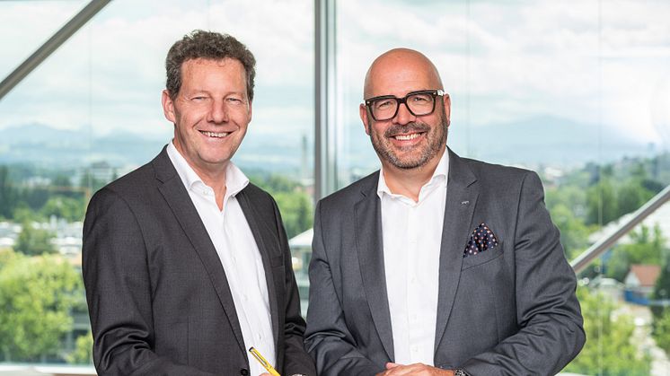 Johann-Peter Nickel, Geschäftsführer im VCI (links), und Michael Kriegel, Department Head DACHSER Chem Logistics, freuen sich auf die nächsten fünf Jahre Zusammenarbeit.