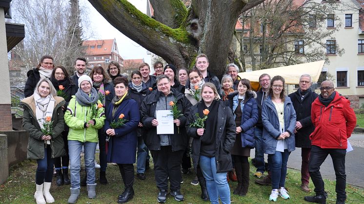 Sie haben beste berufliche Perspektiven: Die neuen staatlich anerkannten Heilerziehungspfleger*innen und Erzieher*innen mit ihren Dozent*innen von der Hephata-Akademie für soziale Berufe. 