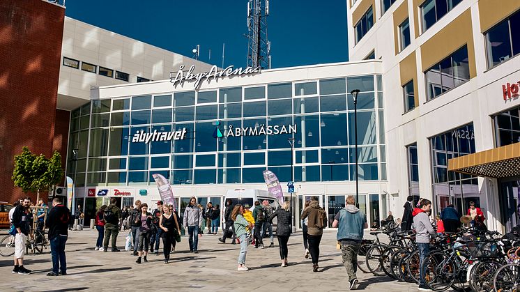 Det har gått sex månader sedan toppmoderna Åby Arena invigdes. Och det är minst sagt full fart i det nya eventcentret.