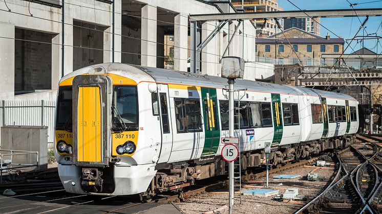 387110 pulling into Platform 10 at King's Cross 23.09.16