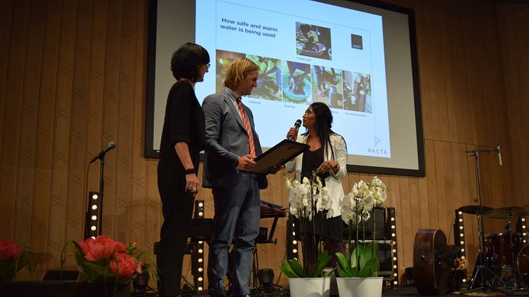 VD Johan Karlsvärd och Ekonomichef Ann Sventorp tog emot priset i Stockholm.