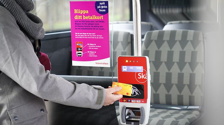 Ett av flera sätt att betala på i det nya biljettsystemet- med betalkort på bussen