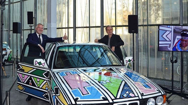 Prof. Dr. Thomas Girst (links) und Dr. Alfred Weidinger präsentieren das BMW Art Car Nr. 12 von Esther Mahlangu