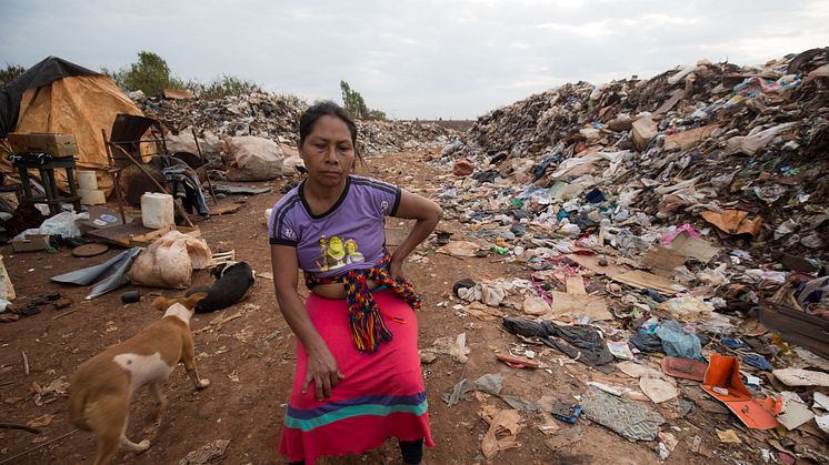 Candida Benitez blev tvunget til at flytte fra sin jord, efter store virksomheder fældede skoven. Hun bor og arbejder nu på en losseplads. Foto; Jim Wickens, Ecostorm via Mighty Earth