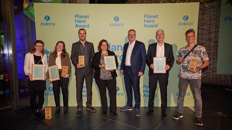 Zurich Deutschland CEO Dr. Carsten Schildknecht gemeinsam mit den Planet Hero Award Gewinnerinnen und Gewinnern 2024 