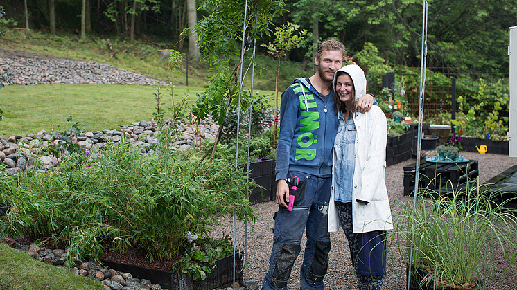 Rasmus och Nina Lyckälv i Gunnilse kan njuta av sin förvandlade trädgård efter förstapriset i tävlingen Sveriges Fulaste Trädgård